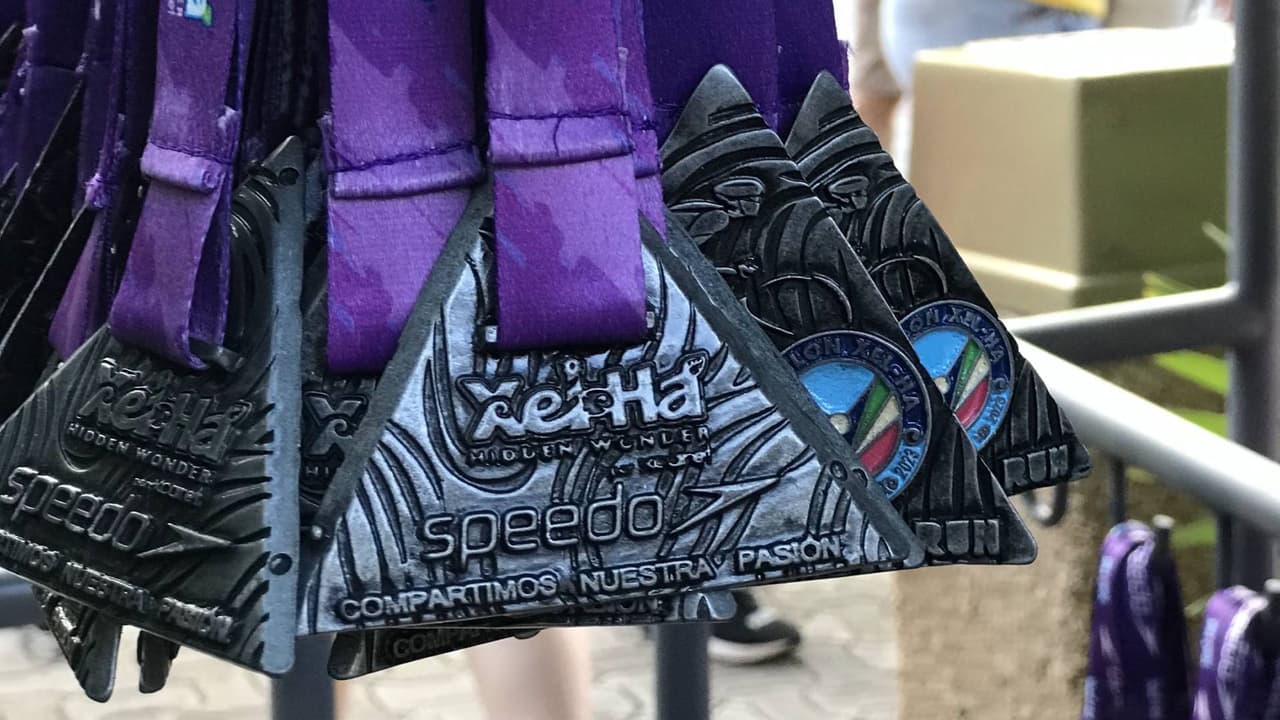 Las medallas de los participantes y ganadores del Triatlón Xel-Há.