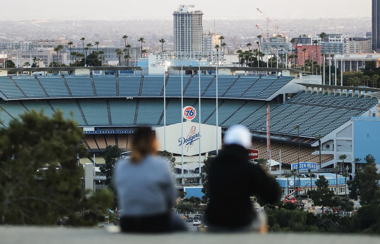 La pandemia hace que los estadios de beisbol luzcan desoladores.