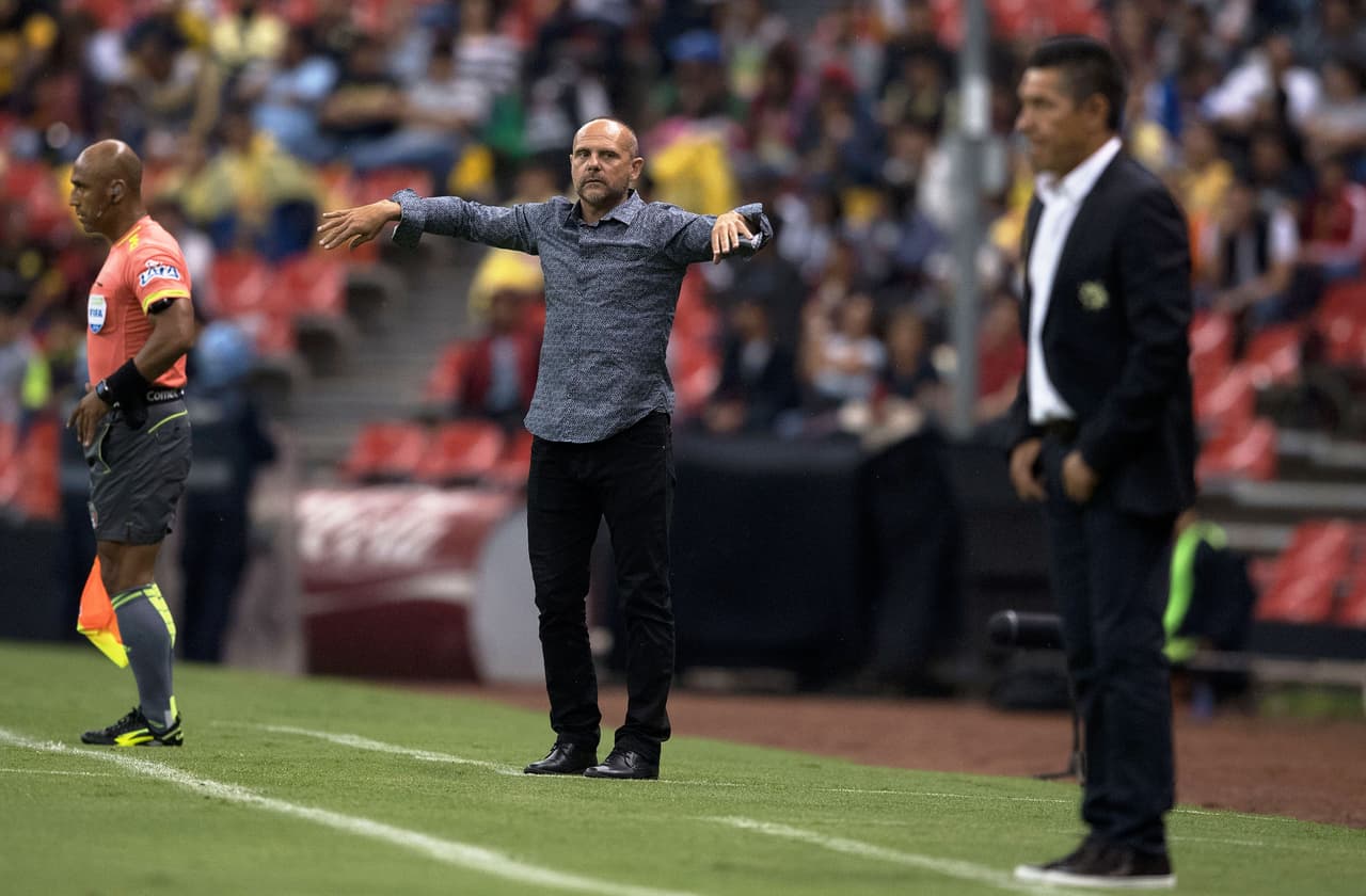 Entonces llegó el argentino Javier Torrente, cuyo debut fue un espectacular triunfo 2-0 al América en el Azteca que provocó la caída de 'Nacho' Ámbriz.