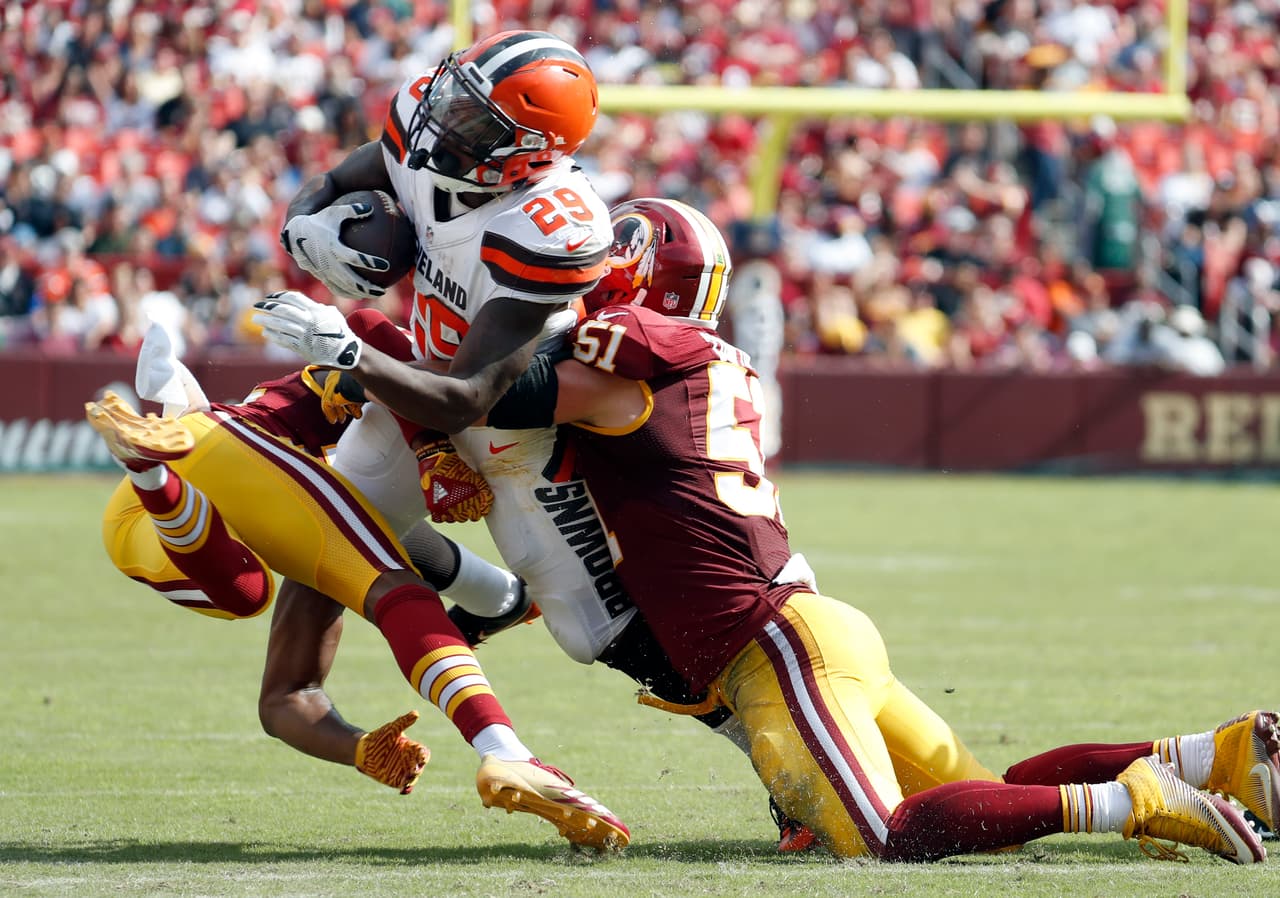 El corredor de los Browns Duke Johnson #29 no dejó de mover las piernas para conseguir más yardas.