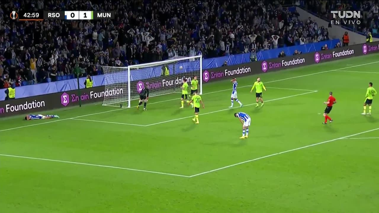 ¡TIRO ATAJADO! disparo por Andoni Gorosabel.