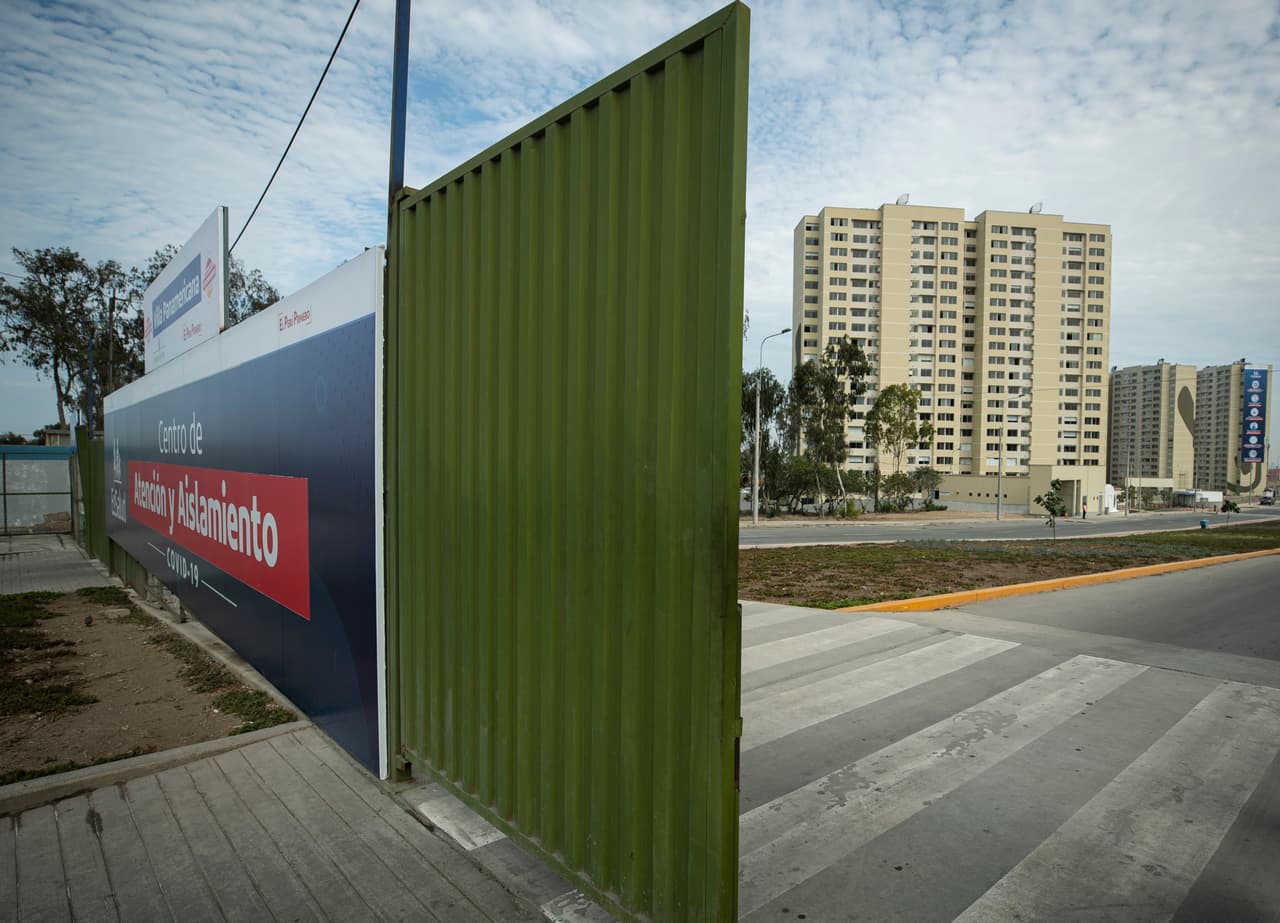 Hace menos de un año se disputaban competencias deportivas en Perú, estas torres albergaban a los deportistas y ahora están convertidos en hospitales de emergencia para pacientes con coronavirus.