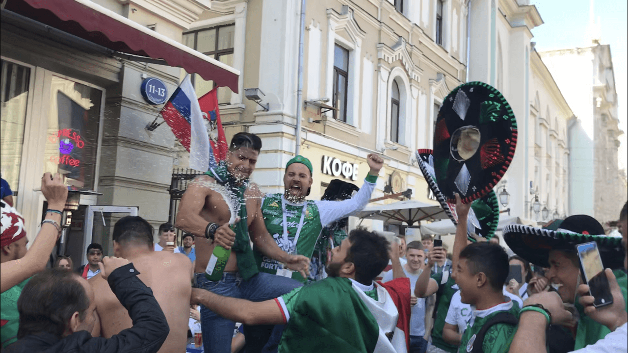 La algarabía y y la felicidad son palpables en cada grupo de mexicanos que se reune.