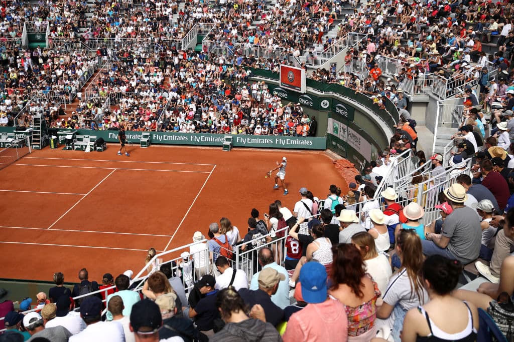 Una vista de la cancha central del Abierto de Francia, Philippe-Chatrier, donde se pondrá en marcha este domingo el segundo Grand Slam de la temporada del tenis. Un recinto para 14 mil aficionados.
