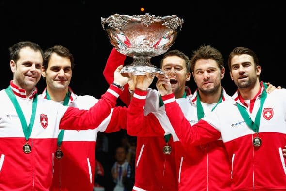 Toda Suiza agradece al unísono al espíritu que calmo la tempestad y los odios que existían entre Wawrinka y Roger Federer-y sobre todo entre Wawrinka y la esposa de Roger Federer-. Los dos tenistas hicieron las paces, al menos por una semana, se abrazaron, se quisieron y ganaron la Copa Davis para su país. Ahora Suiza tiene una gran ensaladera para poner el acompañante del pavo.