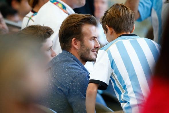 Beckham, muy atento a sus chicos. Mira aquí los videos más chismosos.