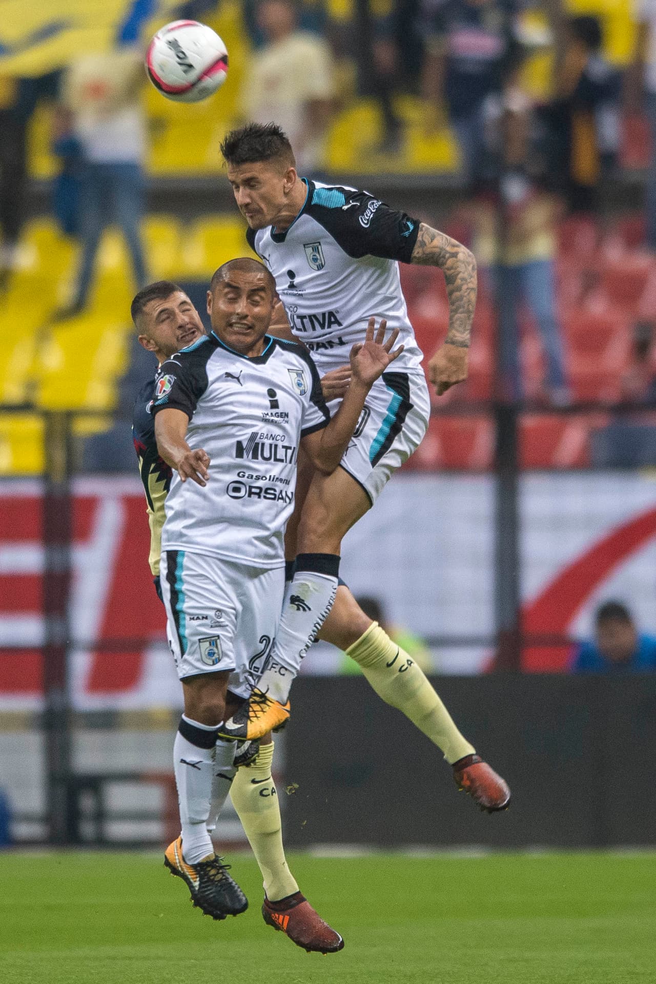 Lejos de venirse abajo, los Gallos de Querétaro continuaron en la pelea buscando la igualdad.