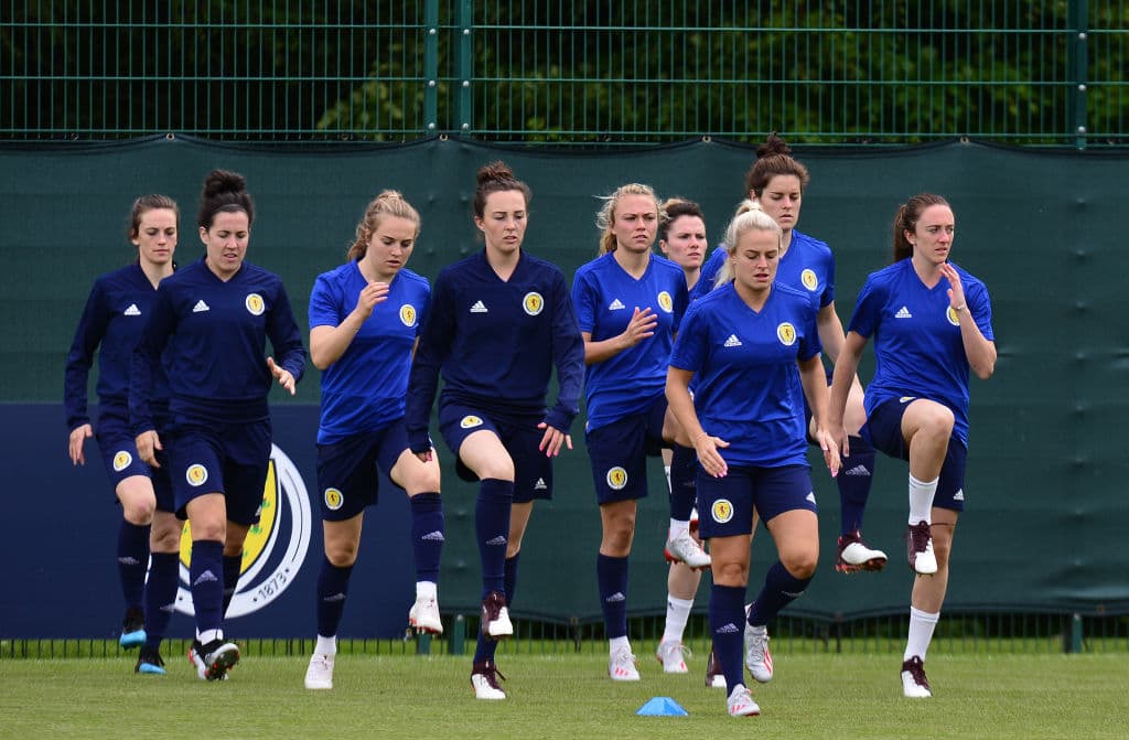 La Selección femenil de Escocia cerró su preparación para participar en su primera aventura en una Copa Mundial Femenina cuando el domingo próximo hagan su presentación en una competencia de esta envergadura ante, ni más ni menos que, Inglaterra, una nación con una gran rivalidad en el campo de fútbol sin importar la rama o la categoría. En medio de la última práctica antes de viajar a Francia algunas jugadoras participaron en una interesante sesión fotográfica.