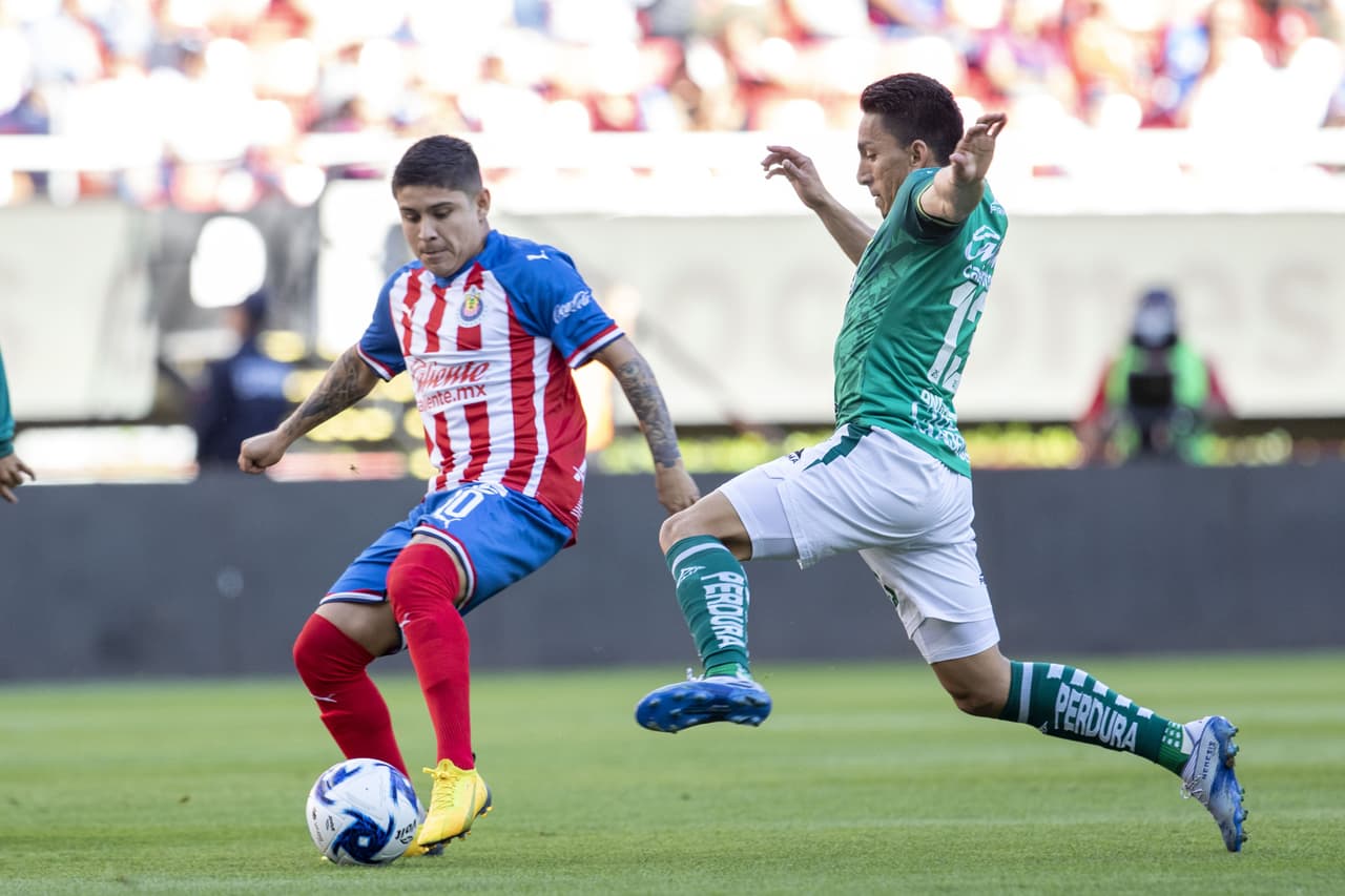 Chivas recupera el buen momento tras vencer con autoridad 2-0 a León y apunta al Clásico Tapatío ante Atlas.