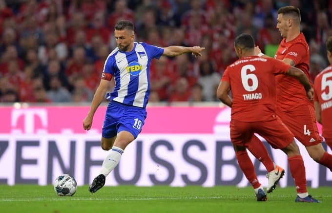 Lewandowski anotó doblete pero el conjunto bávaro no pasó del empate ante el Hertha en el arranque de la Bundesliga.