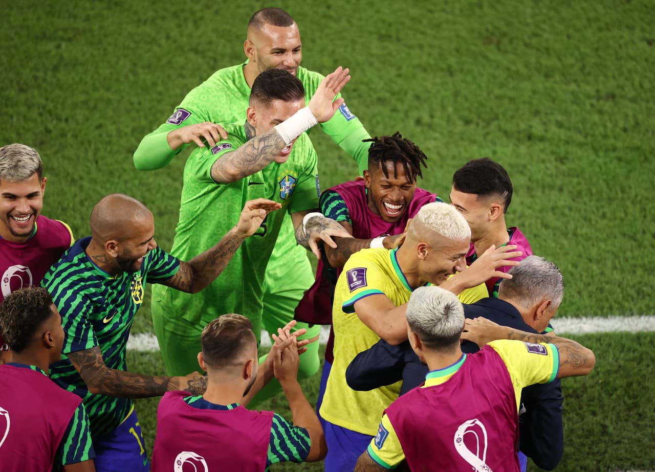 El del Tottenham celebraba con su entrenador, Tite, que se unió al baile.