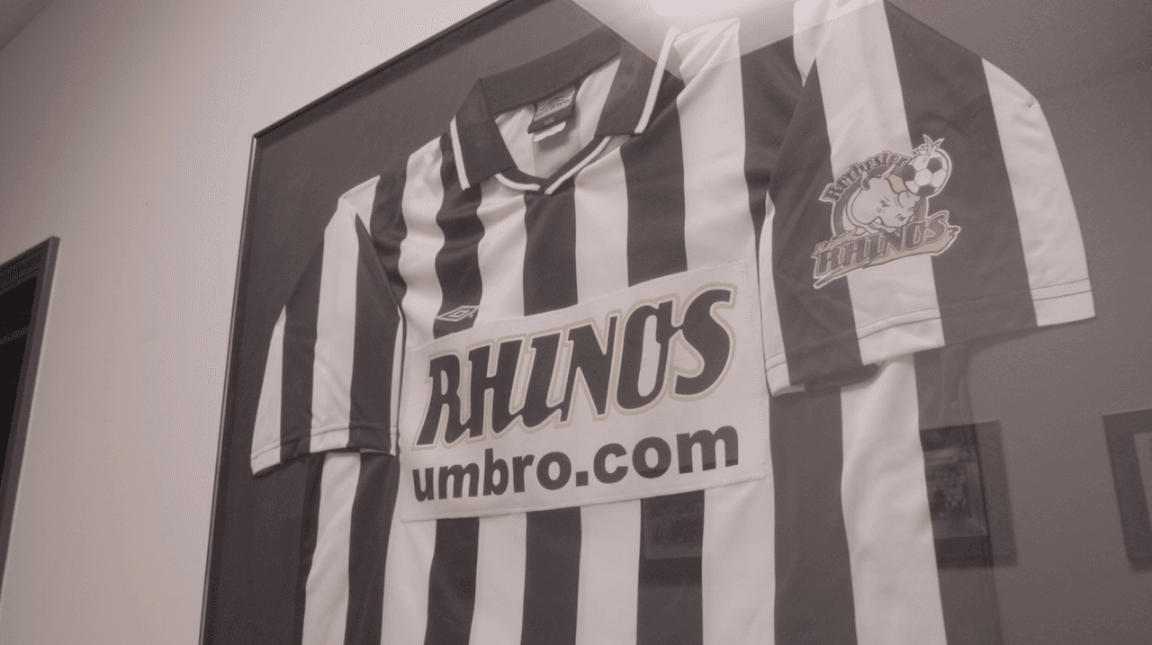 Una de las camisetas del Rochester Rhinos que cuelga en las paredes de la sede del club.