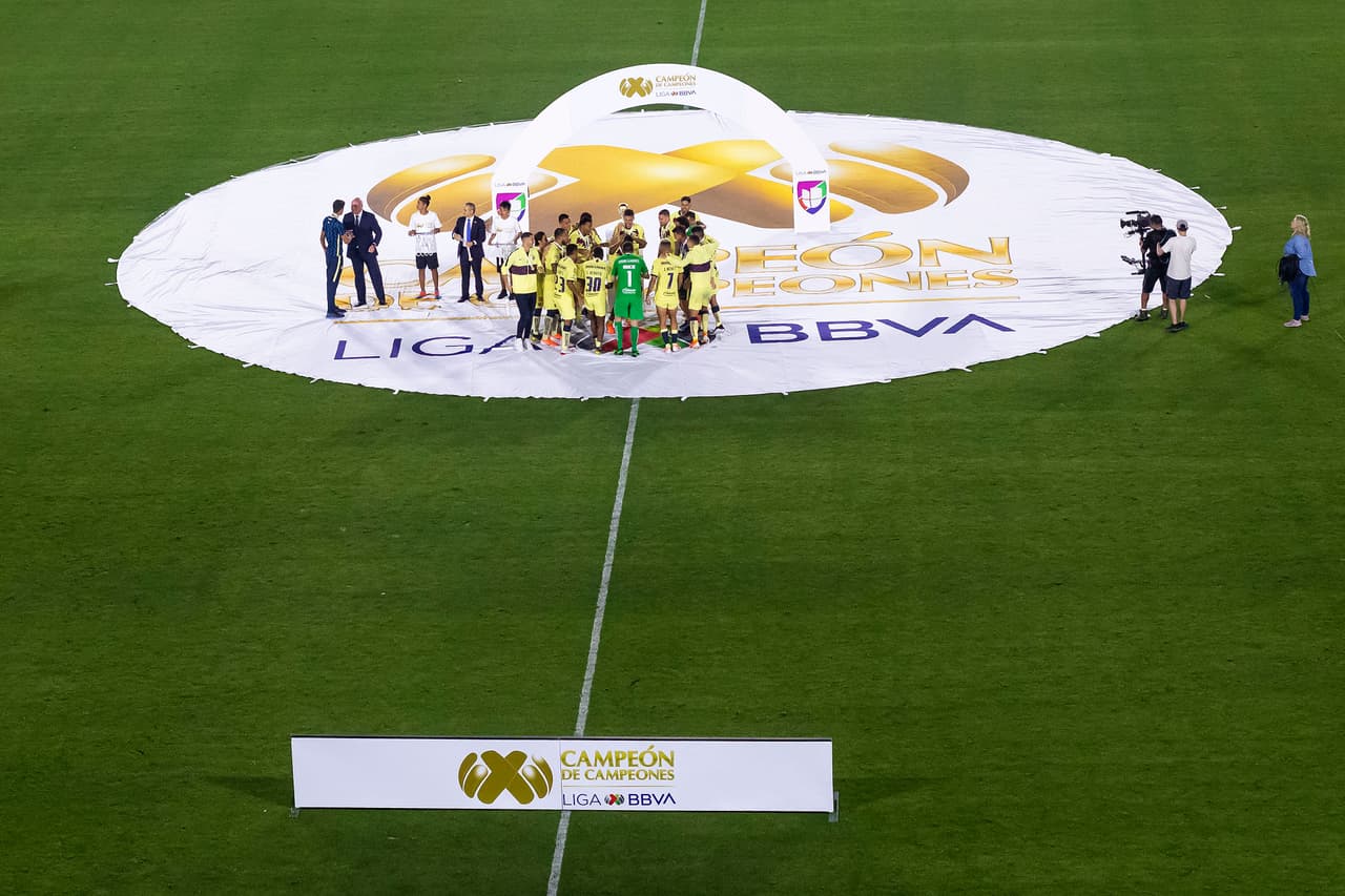 Así fueron los festejos del América luego de su angustiosa pero merecida victoria en penaltis para definir al Campeón de Campeones de la Liga MX ante Tigres en Carson, California. Agustín Marchesín fue el héroe americanista al atajar varios penaltis y anotar el de la victoria para el equipo de Miguel Herrera. Vaya manera de celebrar por parte de los jugadores azulcremas.