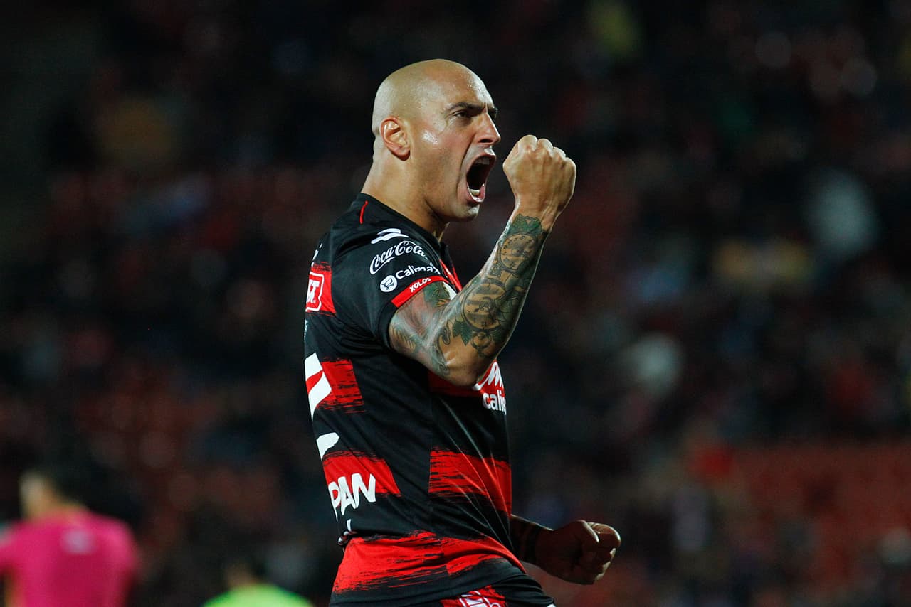 Tan s´ólo dos minutos más tarde apareció Ariel Nahuelpán para poner el 2-0 con una definición excelsa ante la salida del arquero rojinegro, ocurrió al 12'.