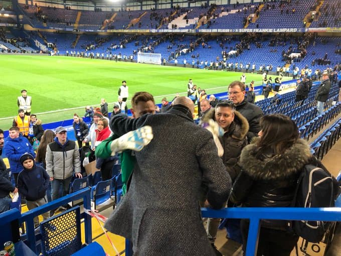 Al terminar el encuentro corrió con su padre, Alvin, se encontraba en la tribuna tras desempeñarse como comentarista.