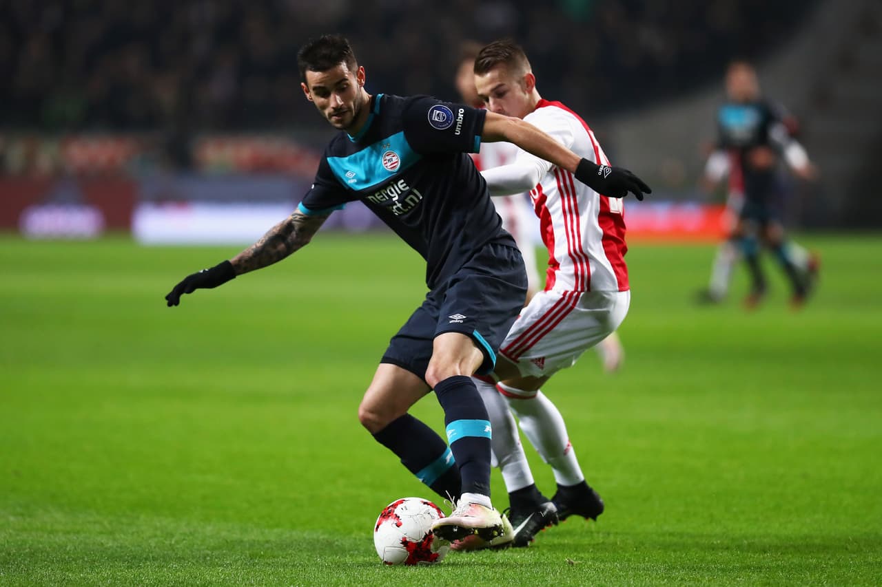 Pereiro es un volante ofensivo que con PSV Eindhoven se ha coronado dos veces campeón de la Supercopa de Holanda y una vez campeón de la Eredivisie.