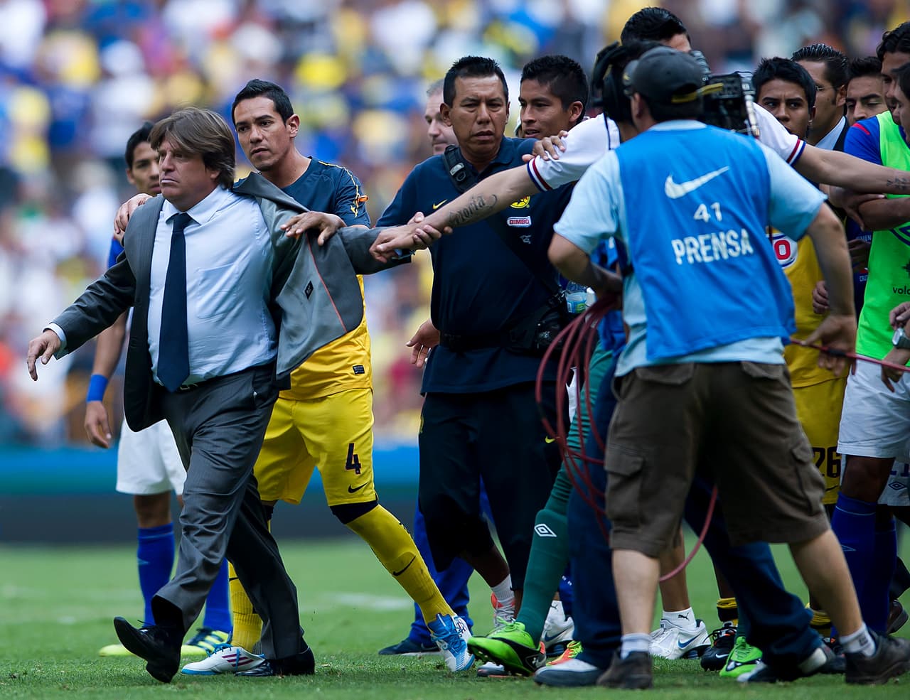 Incluso, hubo intentos de discusión en medio del calor del partido. En ese torneo, América llegó hasta semifinales.