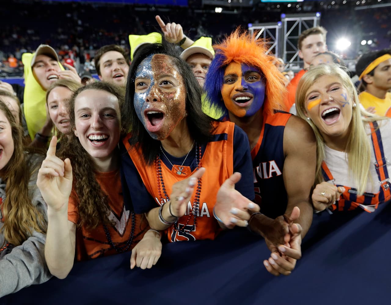 Un increíble ambiente el que se vivió dentro y fuera del US Bank Stadium previo al Juego por el Campeonato Nacional del básquetbol universitario entre los Texas Tech Red Raiders y los Virginia Cavaliers.