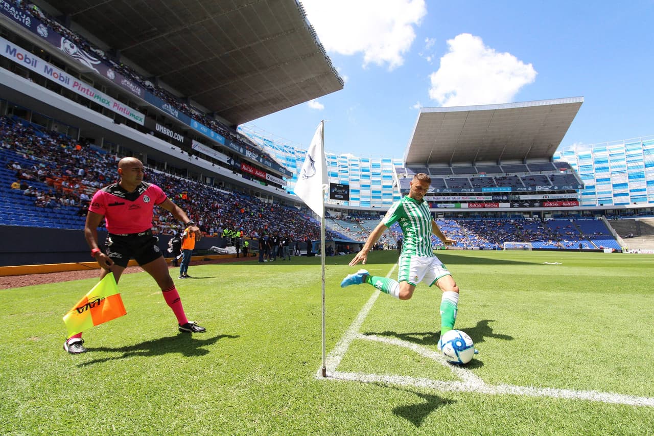Aquí el símbolo del Betis, Joaquín, ejecutando un tiro de esquina en el Estadio Cuauhtémoc, en la segunda parte.