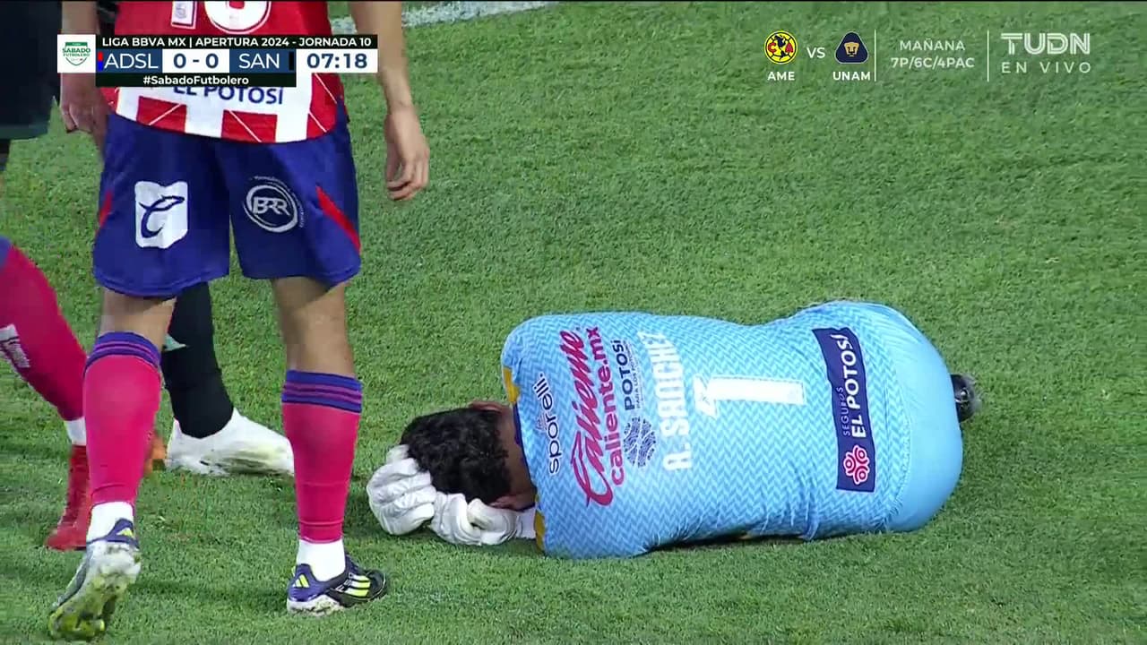 ¡Doble atajada de Andrés Sánchez y termina lesionado!
