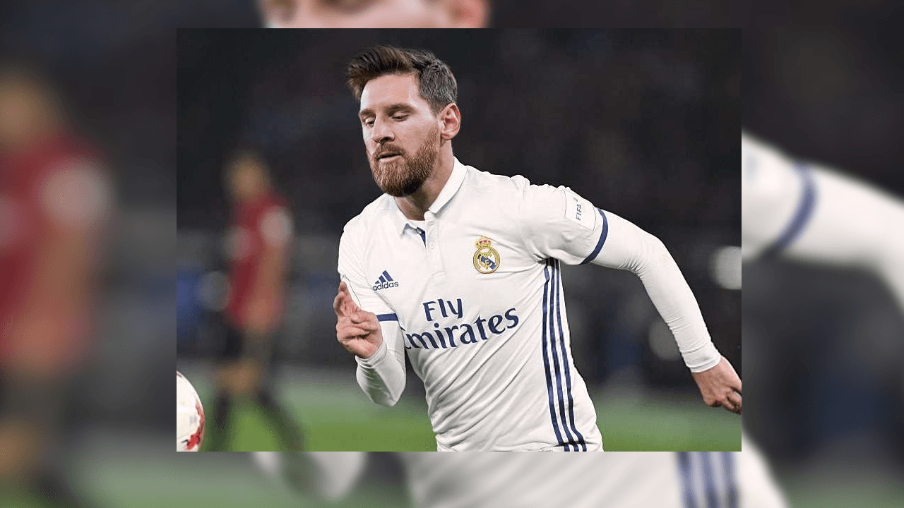 Portando la playera del Real Madrid.