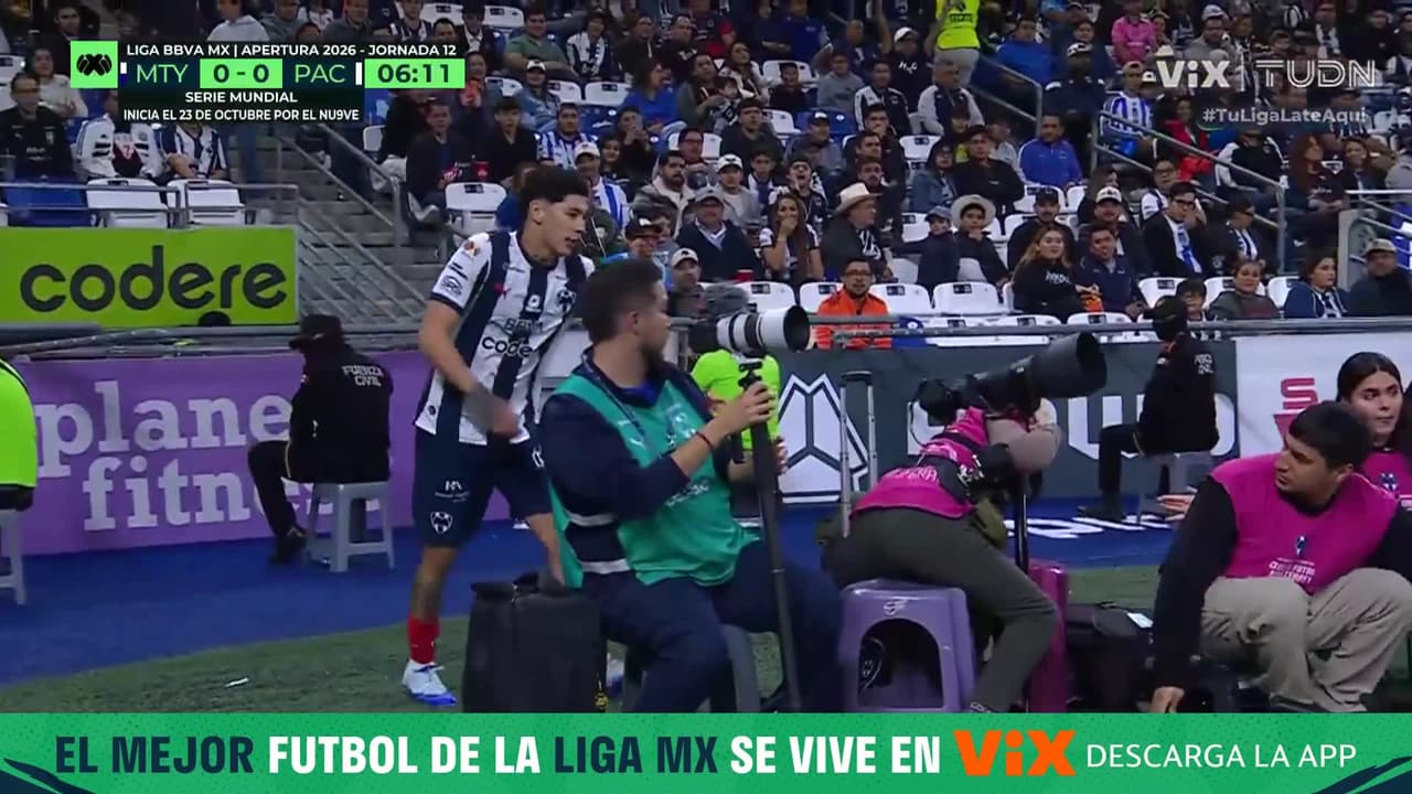 ¡AGUAAAAAS! Arteaga llegó con todo y se llevó puesto hasta a un camarógrafo