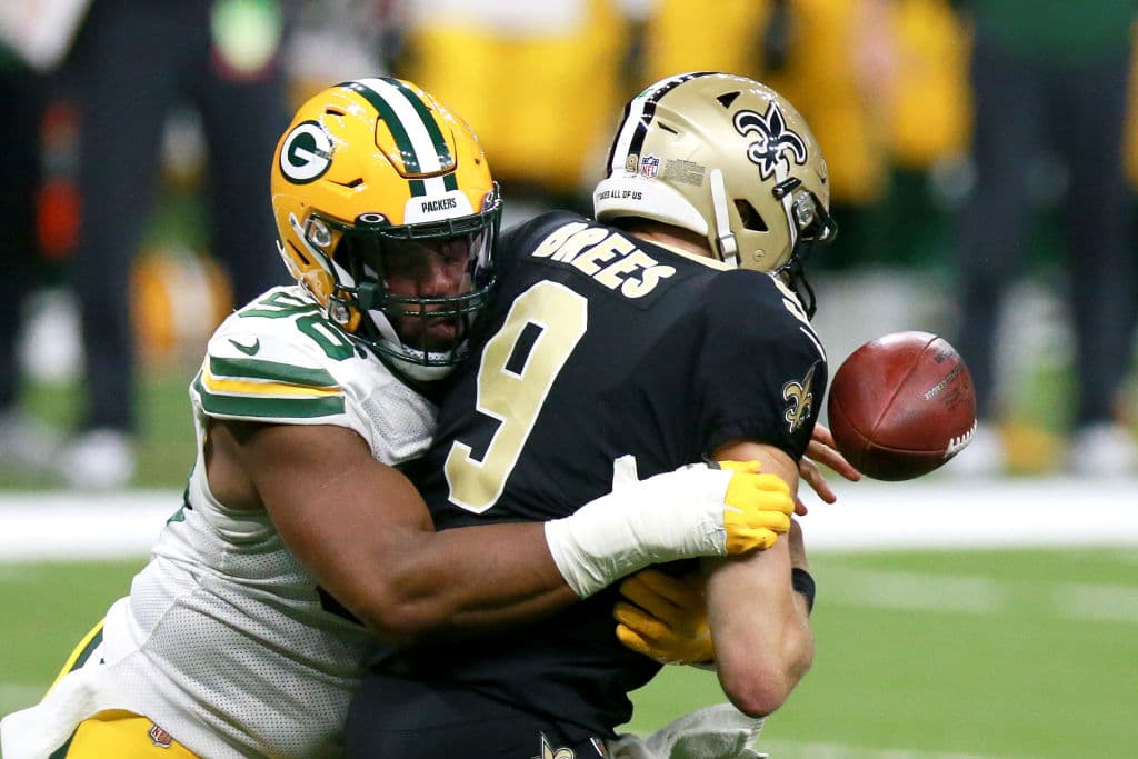 Kingsley Keke hace sack a Drew Brees