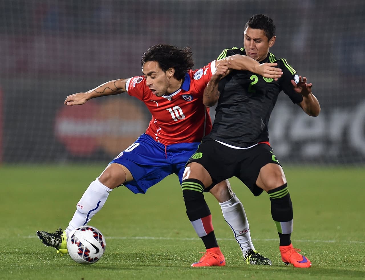 2.- Julio C. Domínguez- El defensor mexicano cumplió con lo justo ante los delanteros chilenos, con cruces oportunos y barridas a tiempo pudo evitar más ataques de los rojos sobre su meta. Calificación: 7.