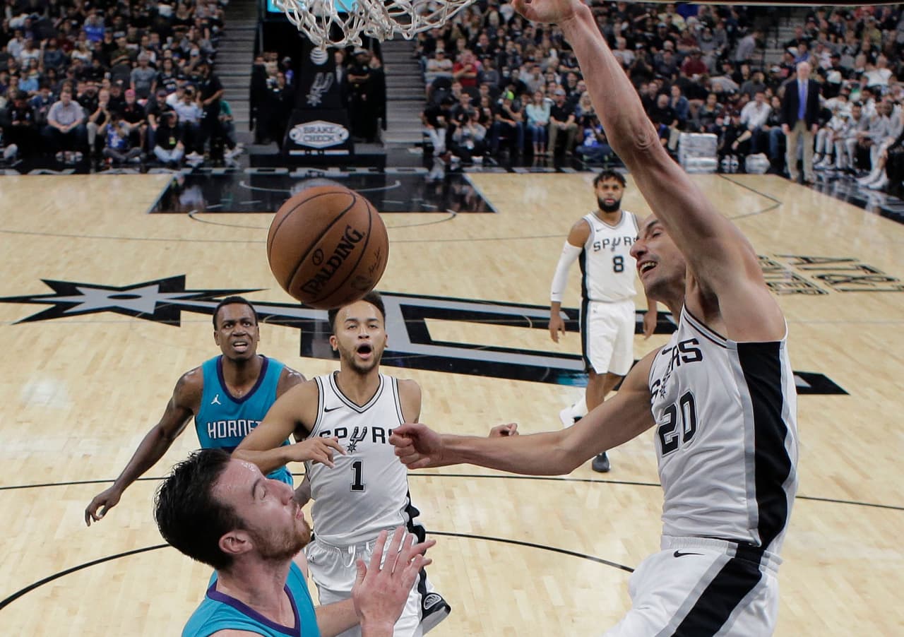 Ginóbili encestó 3 de 9 tiros de campo, 4 de 6 desde la línea de personal, logró cuatro rebotes y entregó cinco asistencias.