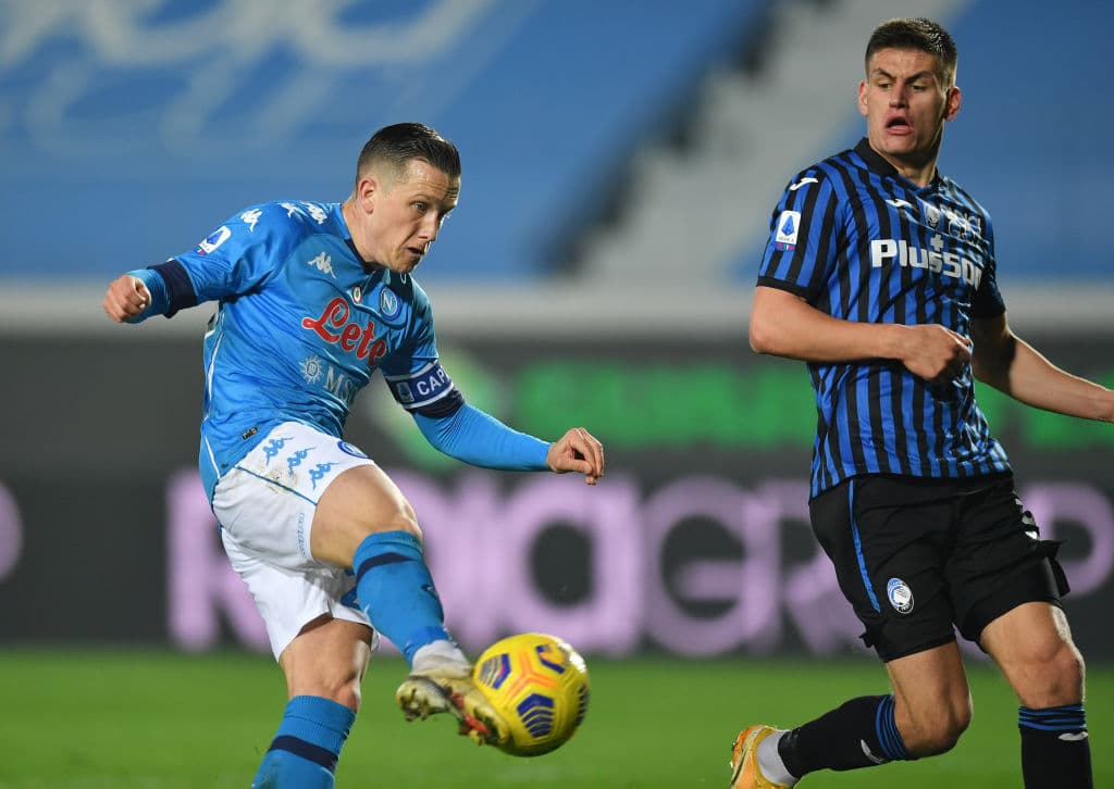 Duván Zapata, Robin Gosens, Luis Muriel y Cristian Romero fueron los encargados de anotar en la victoria 4-2 del Atalanta sobre el Napoli. Atalanta se mantiene en la tercer posición de manera momentánea y el Napoli se queda en la séptima posición, aunque tienen un partido pendiente por jugar.