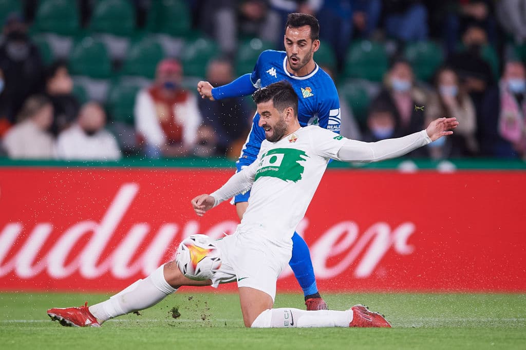 Real Betis golea al Elche 3-0 con anotaciones de Juami Jiménez, Willian José y Nabil Fekir, aún con 10 hombres en la cancha. Andrés Guardado jugó 21' durante el encuentro, mientras que Lainez no tuvo participación.