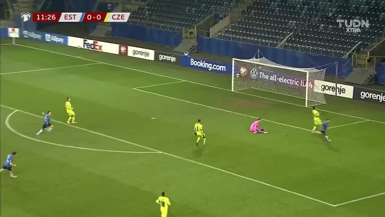 ¡GOL!  anota para Estonia. Rauno Sappinen