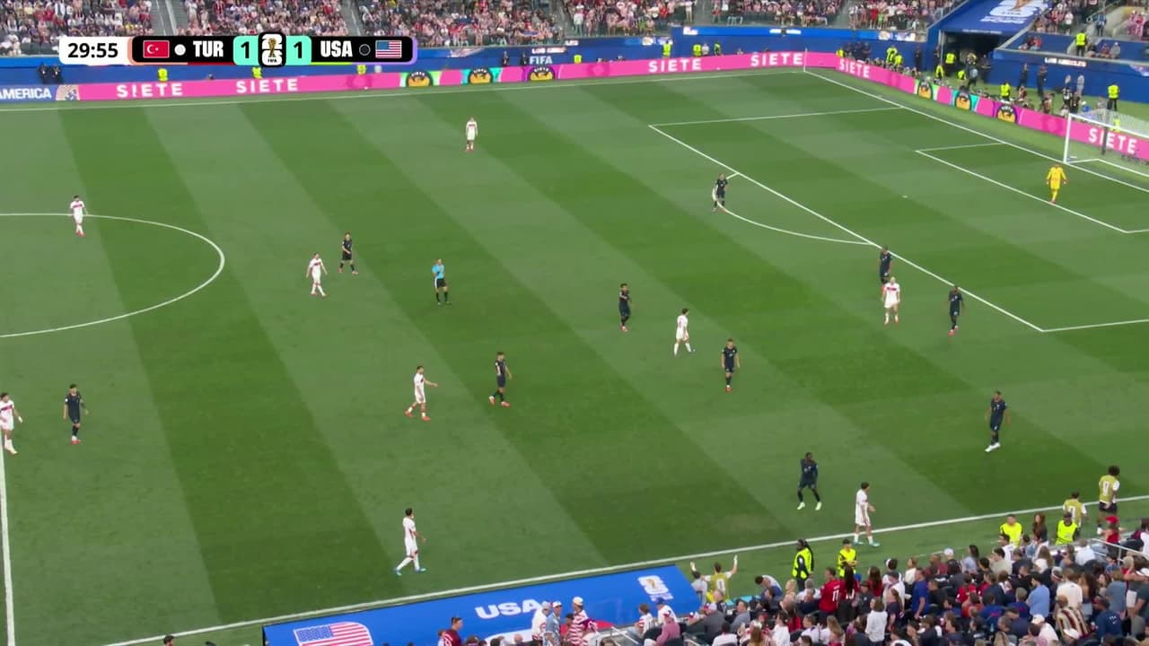 ¡GOL!  anota para Turquía. Orkun Kökçü