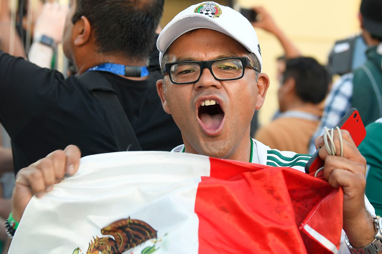 Los hinchas mexicanos le dieron una calurosa recepción a México en su arribo a Rostov, donde espera ratificar su paso a los octavos de final del grupo F en el Mundial de Rusia 2018.