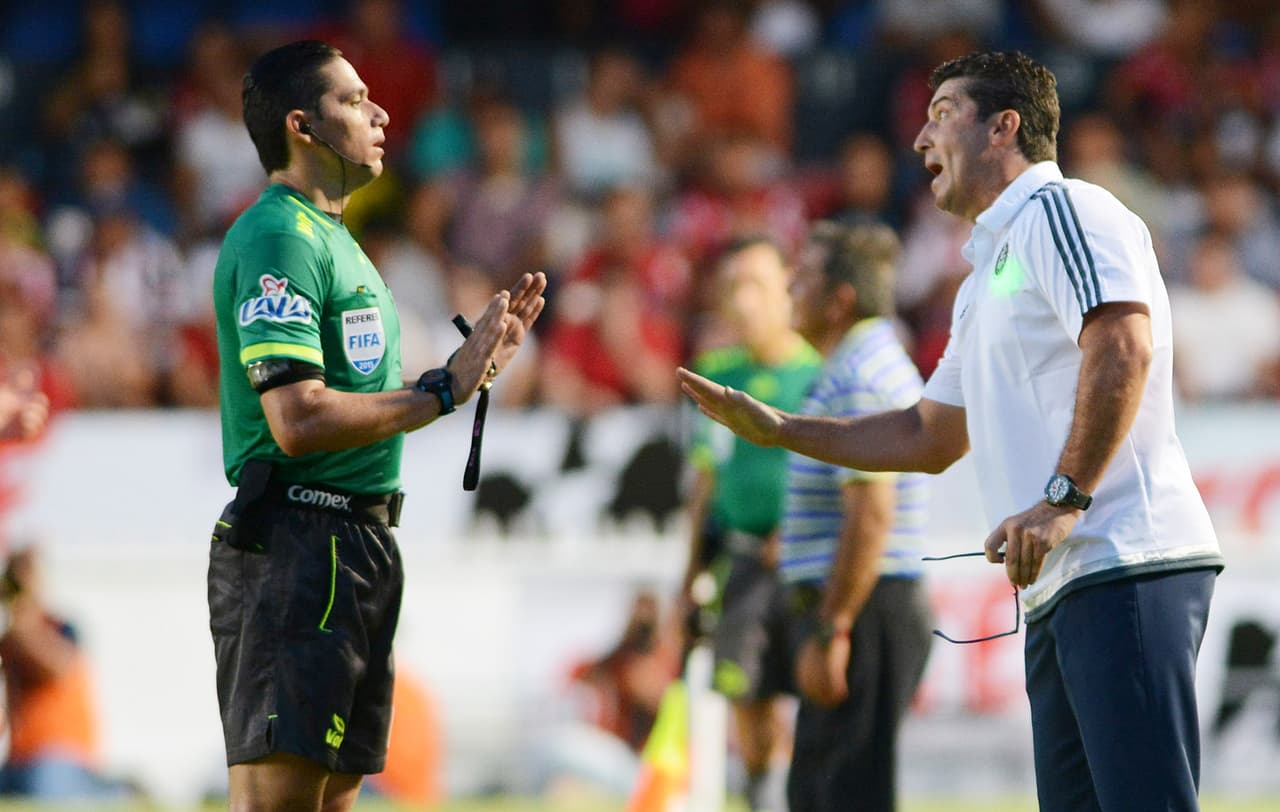 Y finalmente, aunque de manera menos escandalosa, Chivas perdió 2-0 ante Veracruz. El detalle es que los escualos son rivales directos en su lucha por el no descenso.