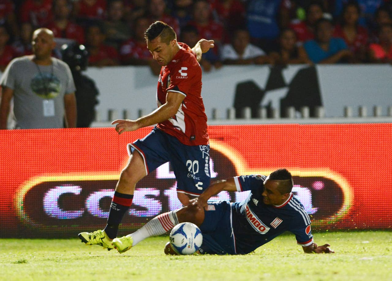 Hay que añadir los problemas extra cancha del conjunto de Jalisco, la disputa de Jorge Vergara y Angélica Fuentes por el control del equipo, puede generar incertidumbre en el plantel en cualquier momento, aunque ellos lo nieguen sistemáticamente.