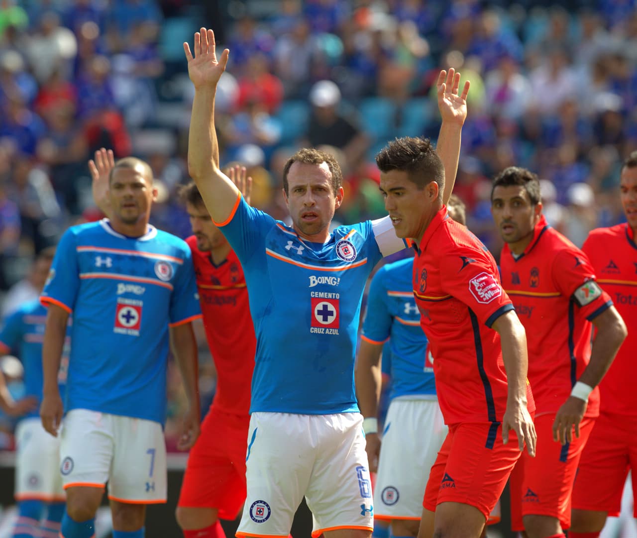 Jorge Benítez, paraguayo proveniente del Olympiacos griego, deberá pasar por su periodo de adaptación al fútbol mexicano. Así que el camino de La Máquina y de Sergio Bueno no se mira claro por ningún lado.
