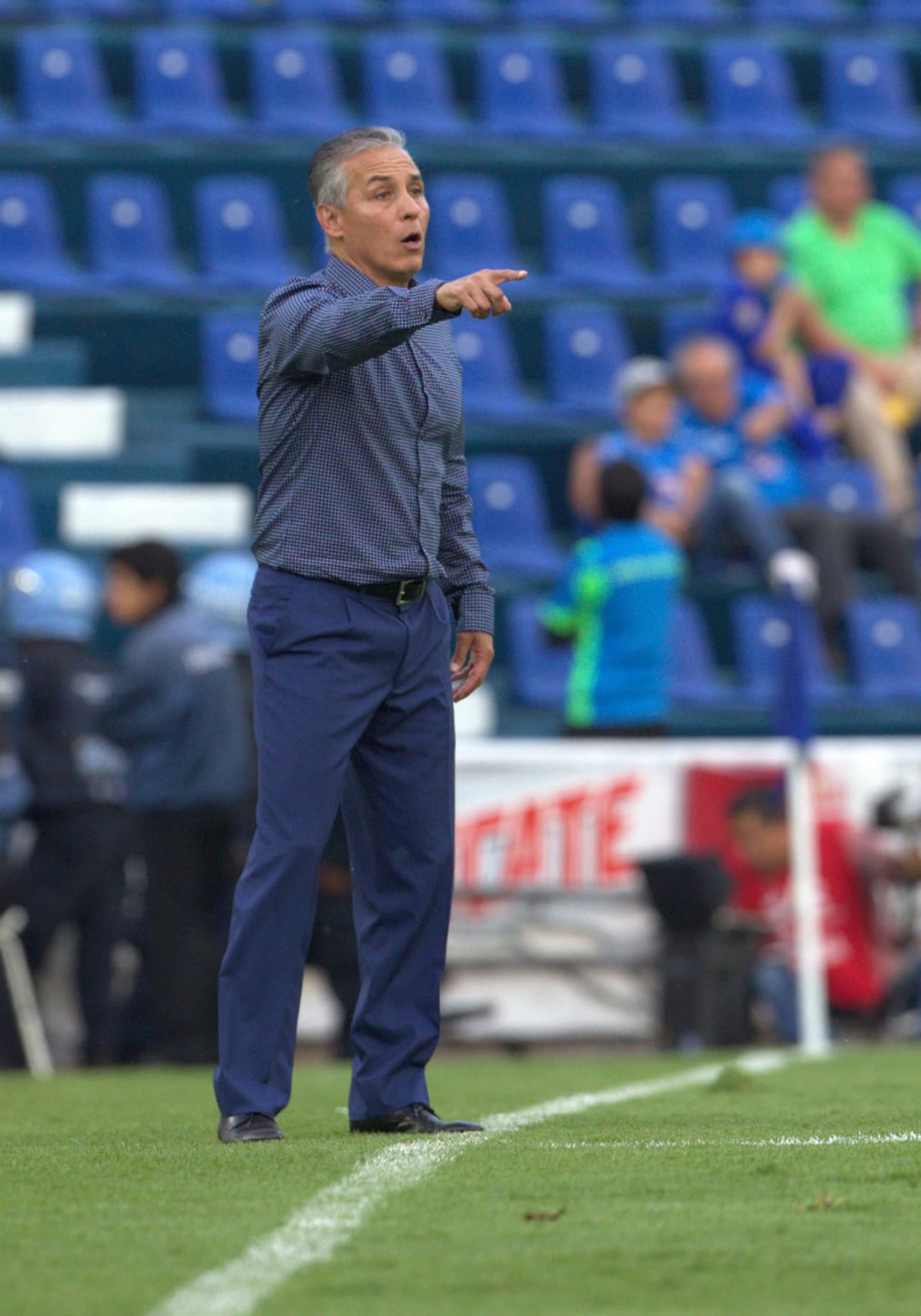 De inmediato, la afición señaló a Sergio Bueno en el banquillo y los gritos contra él no se hicieron especial. Le han señalado, desde su llegada, como un técnico poco digno para su equipo.