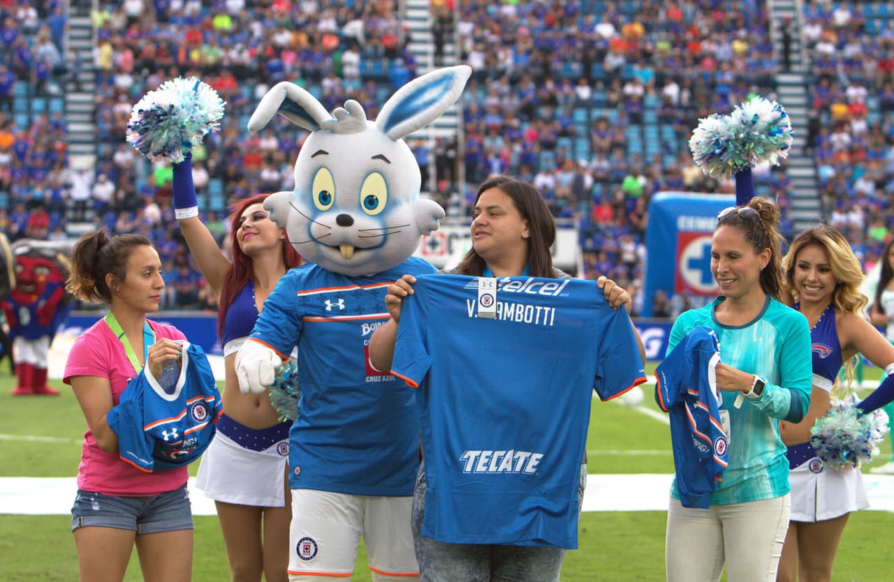Se vio inofensivo a la ofensiva y, sobre todo, a la defensiva fue un completo desastre. Si a todo ello se le suma que Gerardo Torrado falló un penal, la actuación de Cruz Azul cayó casi en lo calamitoso.