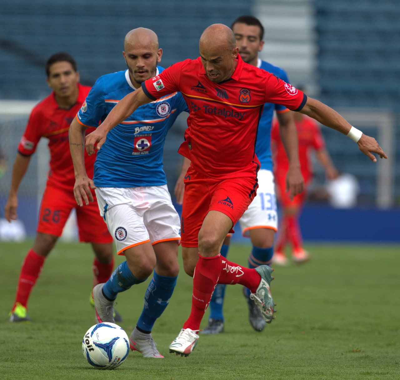 Algo similar a lo que vive Ambriz en el banquillo americanista, pero en un tono más grave y profundo.