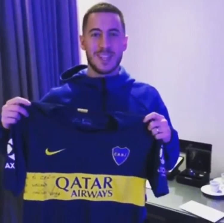 Román, conocedor de la admiración de uno de los mejores jugadores del mundo en este momento, le envió una playera de Boca firmada por él.