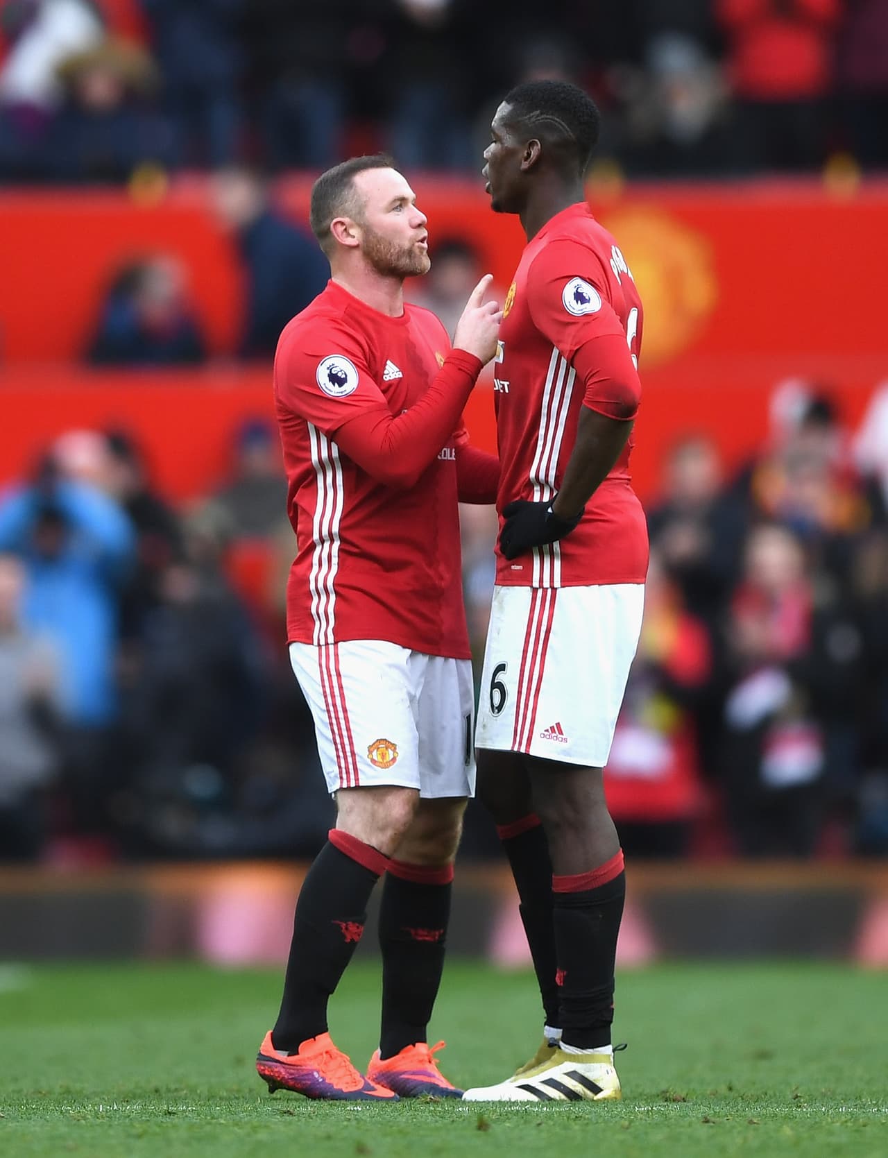 Rooney entró al minuto 63 en medio del 0-0 en casa. José Mourinho buscó el triunfo en el clásico.