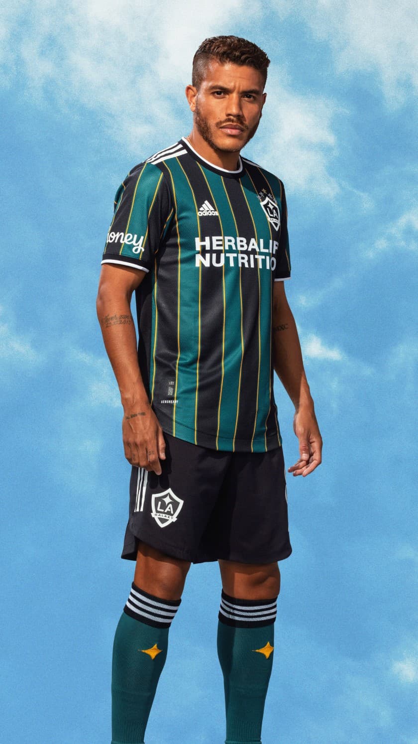 Una de las playeras más buscadas en 2021 es este 'Community Kit' de LA Galaxy.