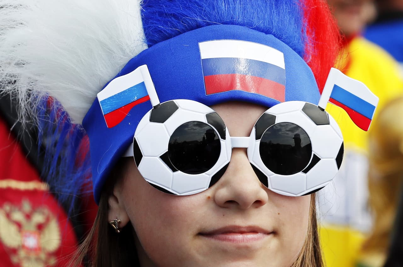 Las mujeres rusas no han dudado en vestirse con los atuendos típicos de los fanáticos.