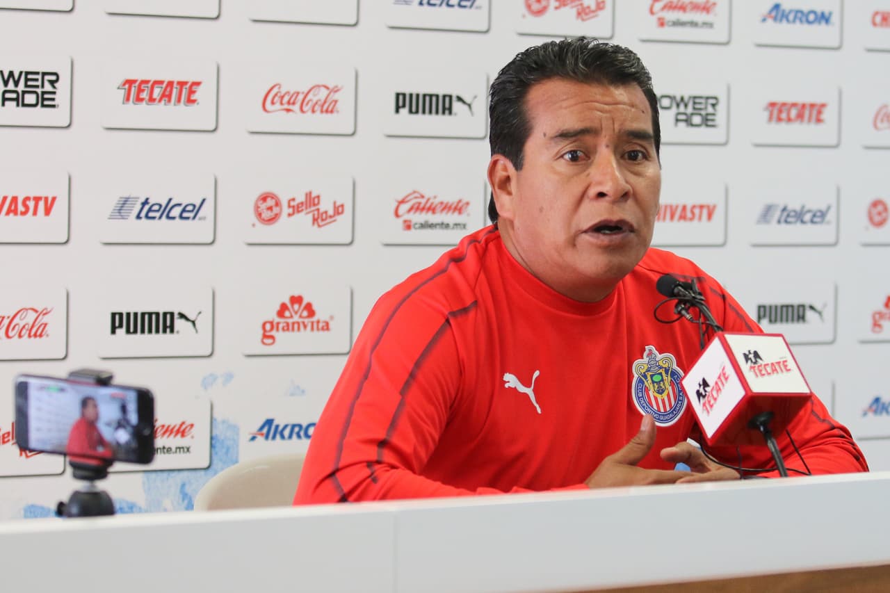 Un día antes de la confirmación de Tomas Boy como nuevo técnico de Chivas de Guadalajara, Alberto Coyote tuvo una última rueda de prensa. Esta fue la última imagen del estratega interino a cargo.