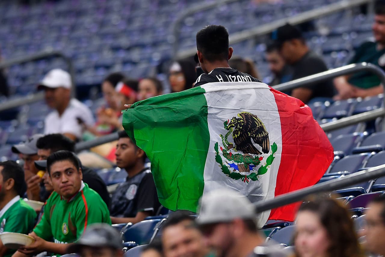 Los aficionados a la Selección Mexicana en Estados Unidos se distinguen por su lealtad, su pasión y su creatividad para mostrar su cariño al Tri. Estos son algunos de los que consideramos verdaderos aficionados, esos que contagian con su entusiasmo y ganas de apoyar. Nuestro reconocimiento para todos ellos.