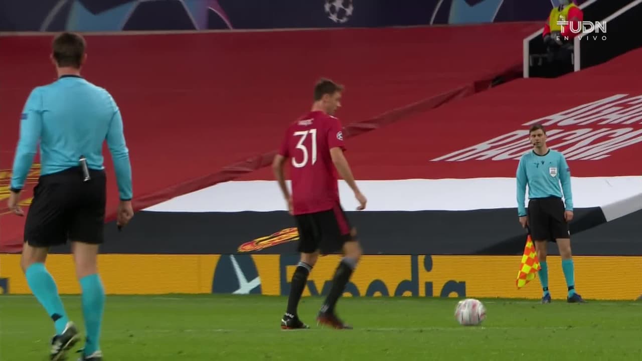 Tarjeta amarilla. El árbitro amonesta a Nemanja Matic de Manchester United