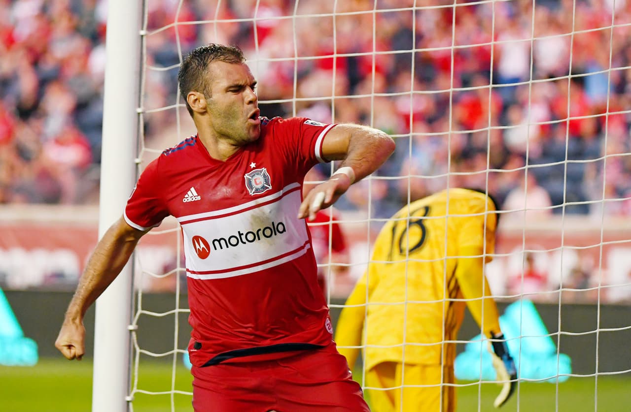 Volvió a ser sensación. Nemanja Nikolic marcó dos goles frente a Philadelphia Union en el triunfo 2-0 de un Chicago Fire que se aferra a las últimas opciones de clasificar a los Playoffs.