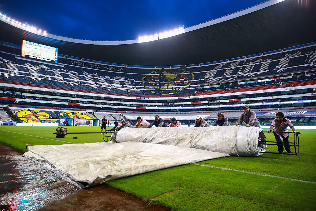 La cancha del Estadio Azteca dio de qué hablar nuevamente, debido a su cubierta para protegerla de las fuertes lluvias.