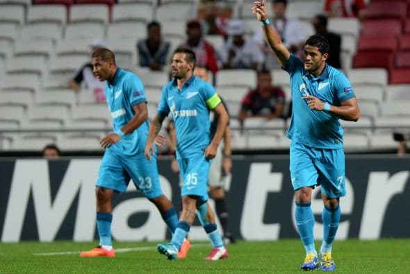 El equipo ruso aprovecharía la expulsión del arquero Artur para tomar el control de las acciones. Hulk pondría en ventara a los azules a los 5 minutos de iniciado el encuentro.